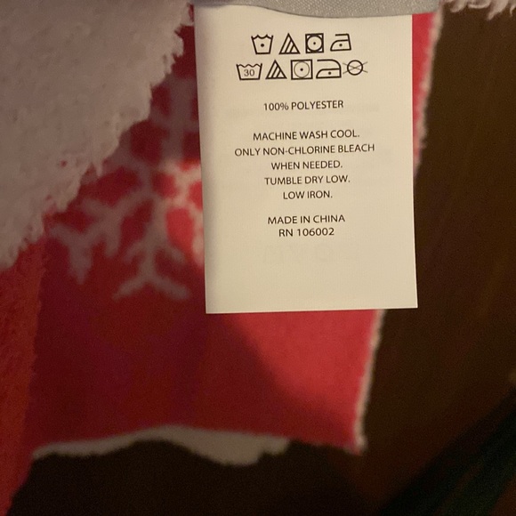 NWT Nicole Miller Snowflake Blanket! 50”x70”. Pink and White. - Picture 4 of 4